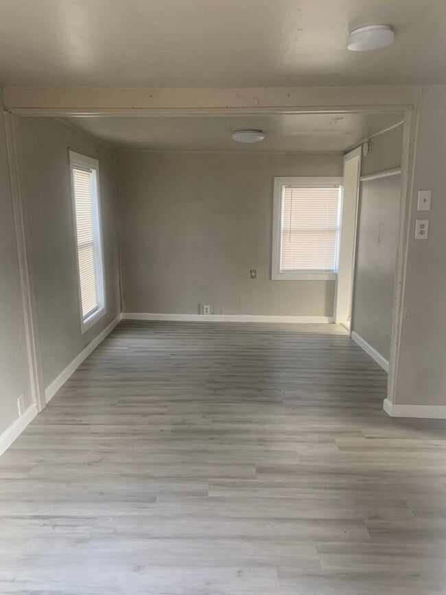 Building Photo - 1/1 tenant pays own utility bills