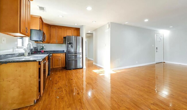 Building Photo - Excellent 4 bed 2 Bath Home in the Riverma...