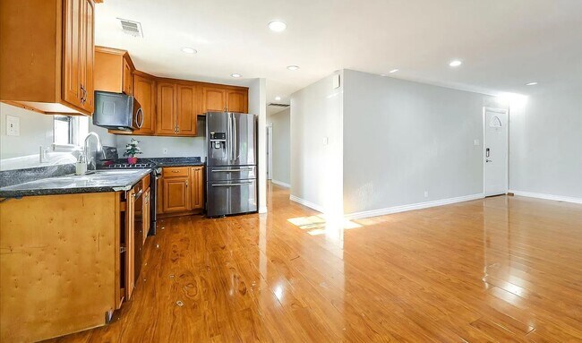 Foto del edificio - Excellent 4 bed 2 Bath Home in the Riverma...