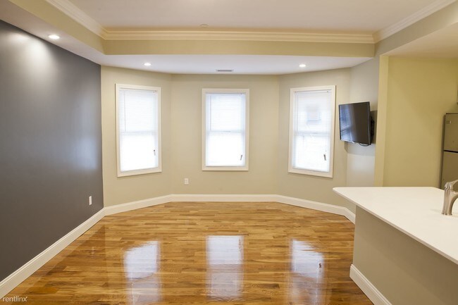 Foto del edificio - 4 br, 1 bath House - 17 Imrie Rd # 2C
