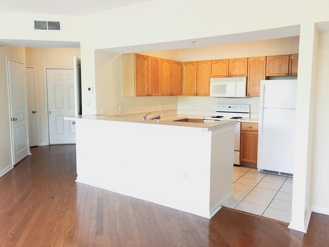 Building Photo - 2 Bedroom, 2 Bath Condo with Balcony
