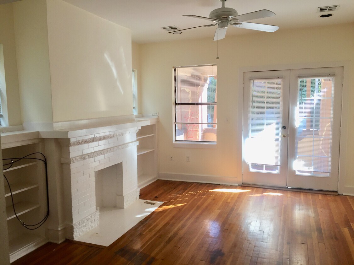 Living Area - 1218 S Elgin Ave