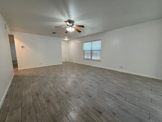 Building Photo - Nice One Story 3 Bedroom 2 Bath Home Backing to a Greenbelt! Near Sea World