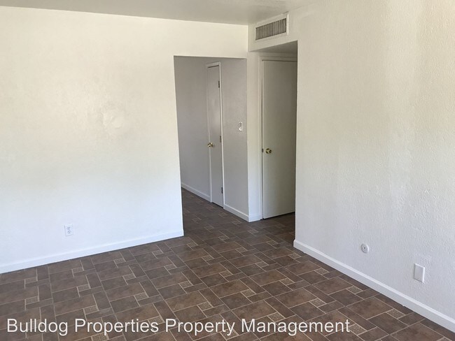 Building Photo - 2303 S Poppy Ave