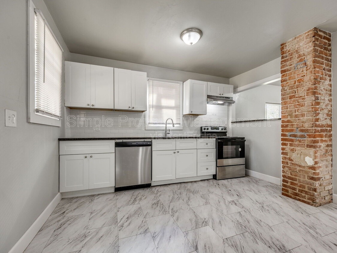 Photo - 1839 N Gatewood Ave