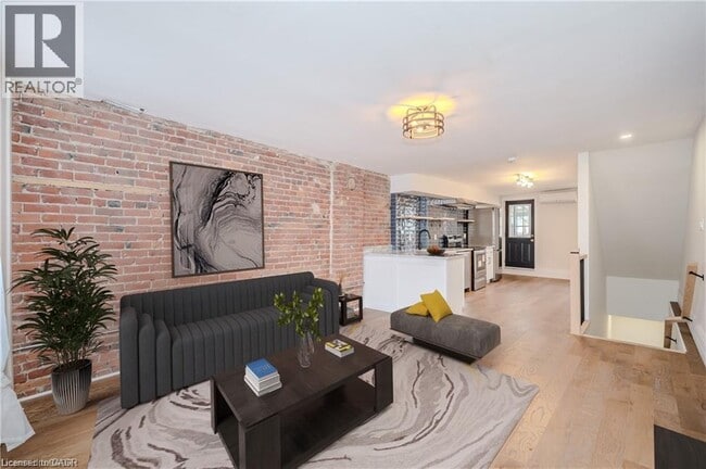 Building Photo - 310 King St E