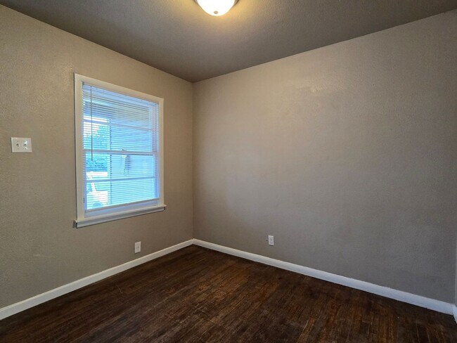 Foto del edificio - PRICE REDUCTION - AVAILABLE NOW!