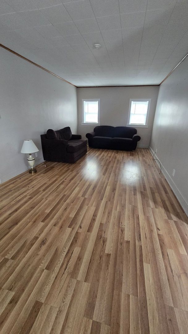 Foto del edificio - Spacious 2 Bedroom - 1 Bath, Enclosed porch and provided Washer/Dryer!