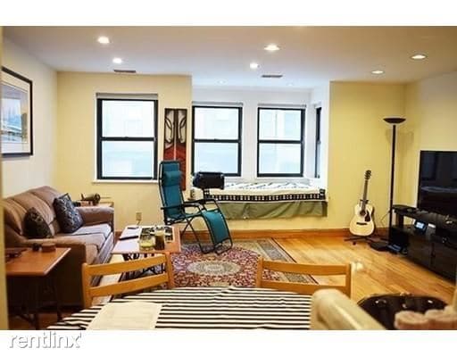 Foto principal - 376 Commercial St