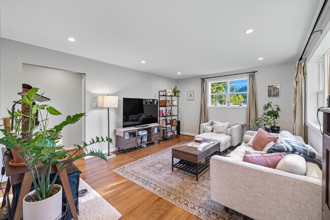 Foto del edificio - Convenient, Affordable and Updated!!.... F...