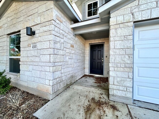 Foto del edificio - Charming 4/BR 2/BA Home with 2-Car Garage and Private Fenced Backyard