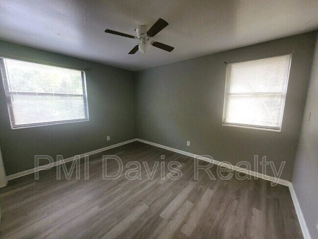 Foto del edificio - 2984 Myra St