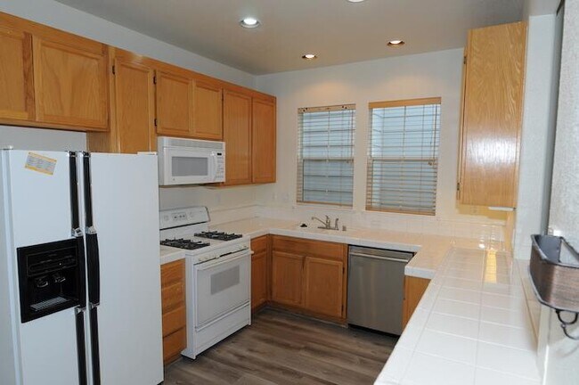 Building Photo - 305 Saturn Terrace