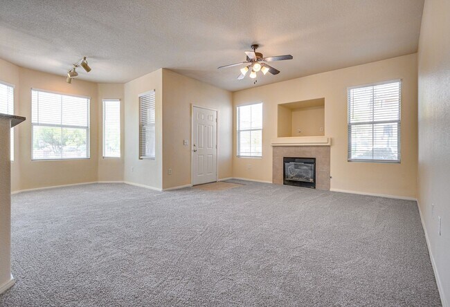 Foto del edificio - 2 bedroom - 2 Bath - 2 car Garage - Gated ...
