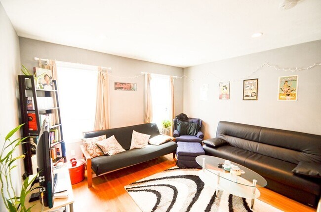 Building Photo - Oak Square Brighton with 2-Parking & Centr...