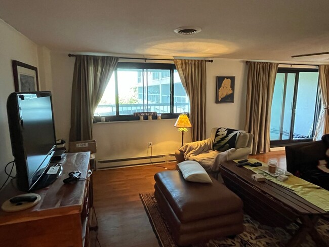Building Photo - Eastern Promenade 2 Bedroom With Covered P...