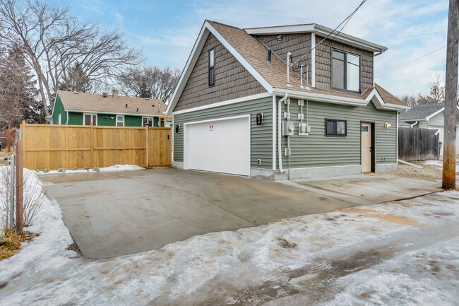 Building Photo - Bright 1-Bedroom Garage Suite & Double Garage/Parking Pad in Montrose Area