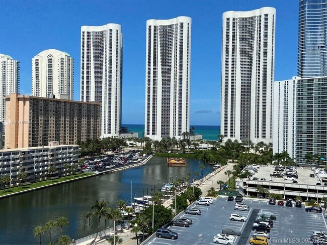 Building Photo - 300 Bayview Dr