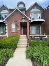 Building Photo - 119 W Oakbrook Dr
