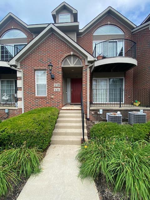 Primary Photo - 119 W Oakbrook Dr