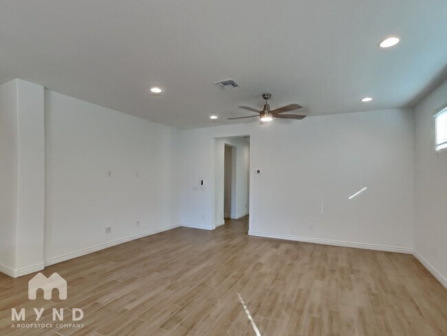 Building Photo - 9959 W Whitton Ave