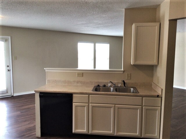 Building Photo - 1361 Redwood Drive