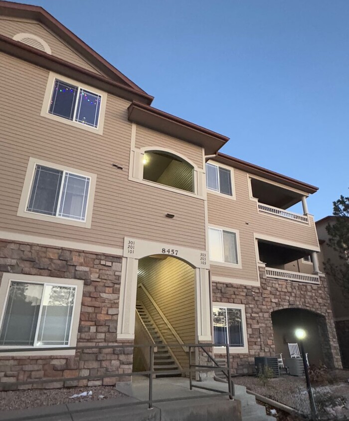 Foto principal - SW Littleton Top Floor Condo with Mountain...