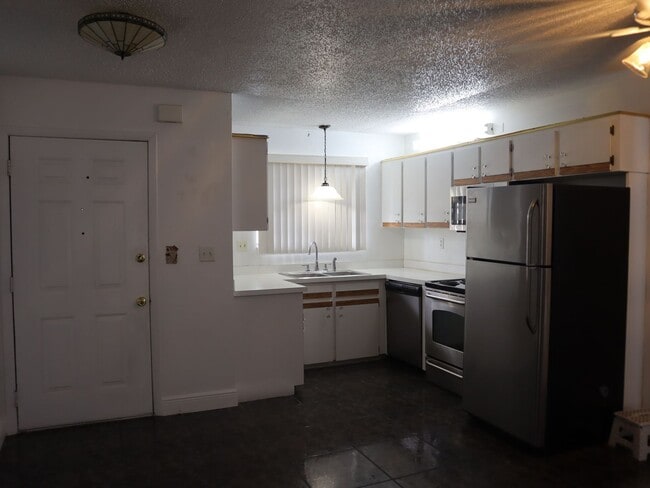 Building Photo - CONDO 2Bedroom 2 Bath MOVE IN READY CALL C...