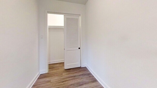 Interior Photo - 734-44 W. Aldine