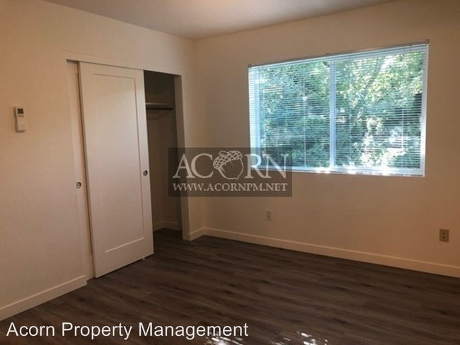 Building Photo - 102 NE 43rd Ave