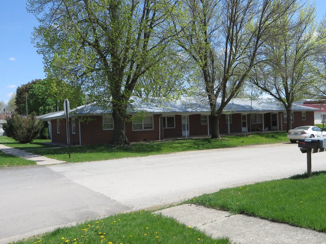 Primary Photo - 108 W Benton St