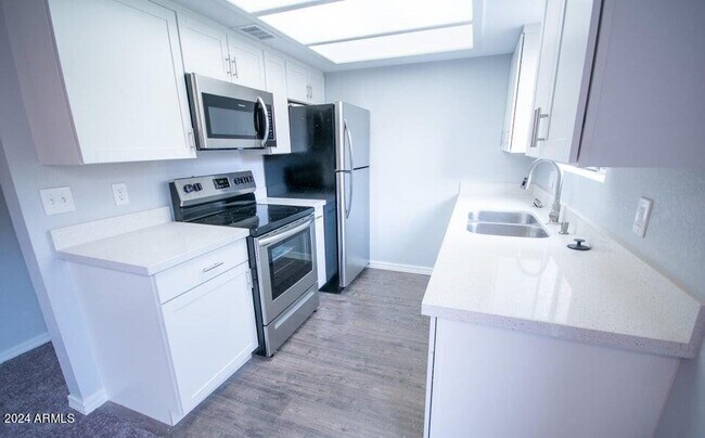 Building Photo - 3131 W Cochise Dr