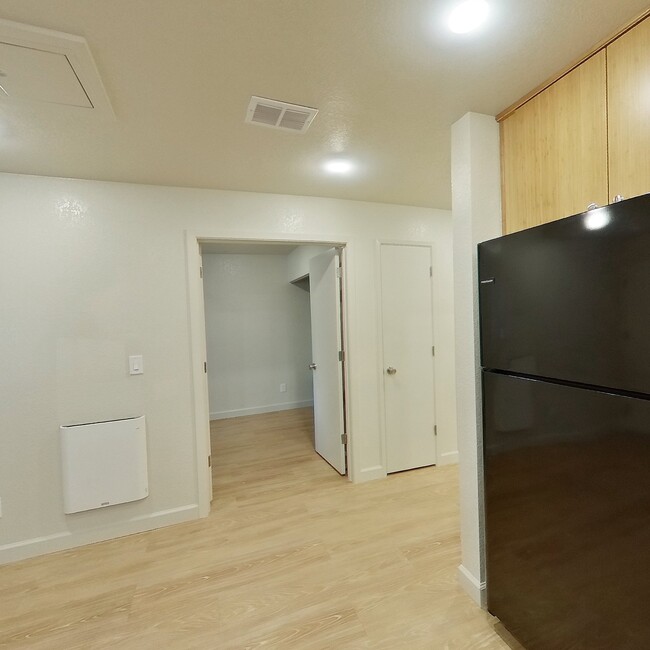 Building Photo - Piedmont Palace