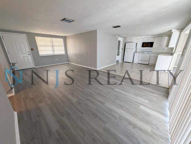 Building Photo - Newly renovated 2bed,2bath,1100 Sq.Ft. Home featuring: OPEN FLOORPLAN, BONUS room, screened porch...