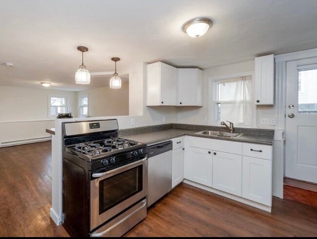 Building Photo - 41 Somerset Ave