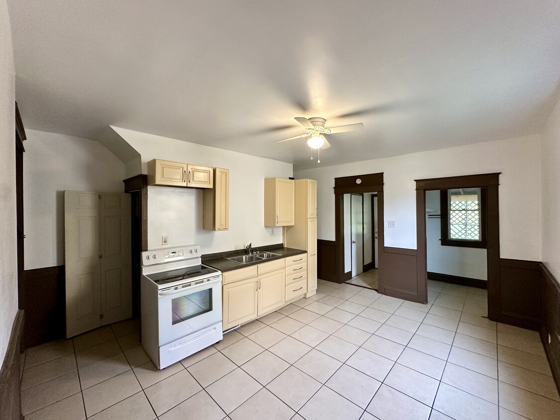 Primary Photo - 154 Elmwood St