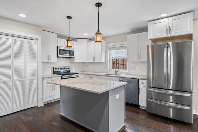 Building Photo - Cheery downtown bungalow with stunning finishes and fenced back yard.