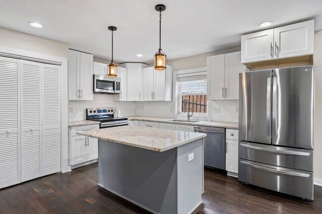 Foto del edificio - Cheery downtown bungalow with stunning finishes and fenced back yard.