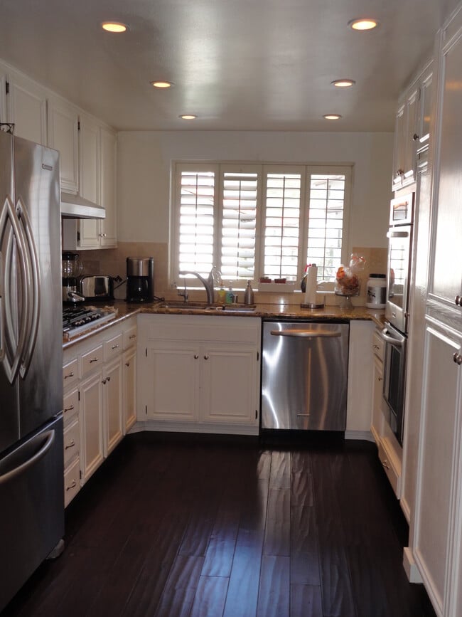 Building Photo - 1551 Palisades Dr