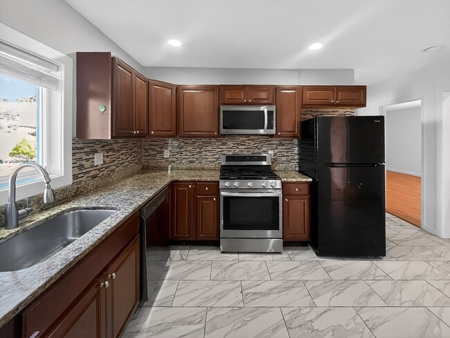 Building Photo - 247 Pilgrim Ave