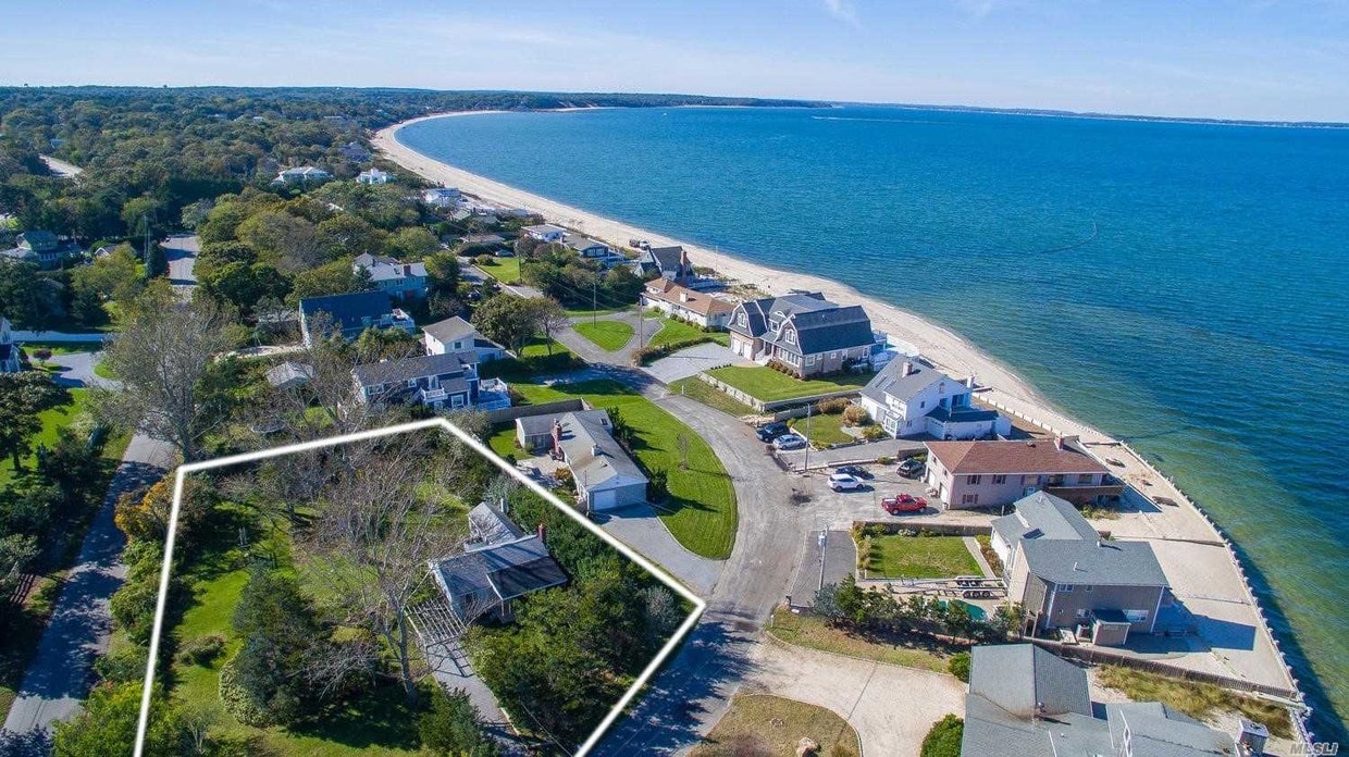 3 Peconic Crescent, Hampton Bays, NY 11946 House Rental in Hampton