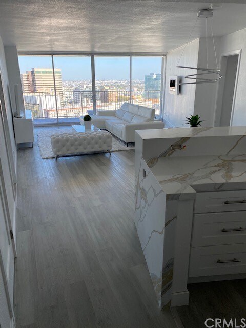 Foto del edificio - 700 E Ocean Blvd