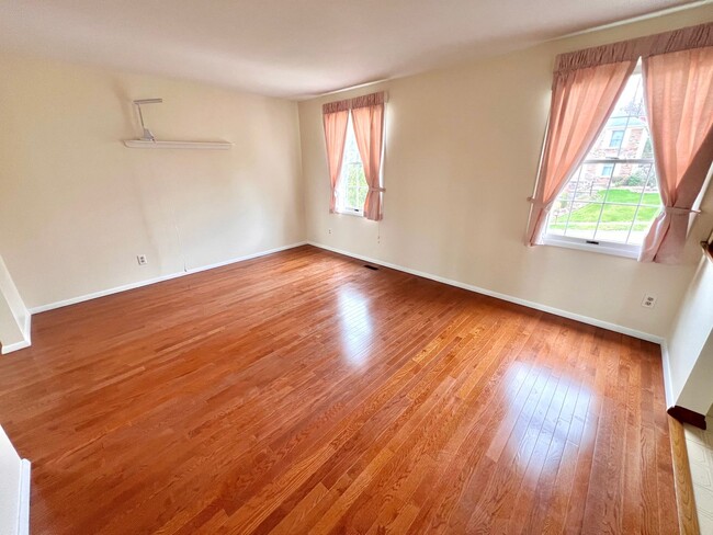 Building Photo - Beautiful Home - 3 Bedroom 2.5 Bathroom - ...