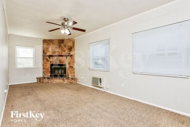 Building Photo - 525 Lula Dr