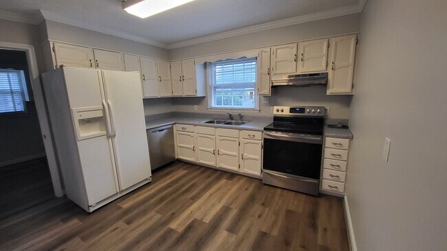 Building Photo - 3 Bedroom, 2 Bath Brick Home in Tanglewood