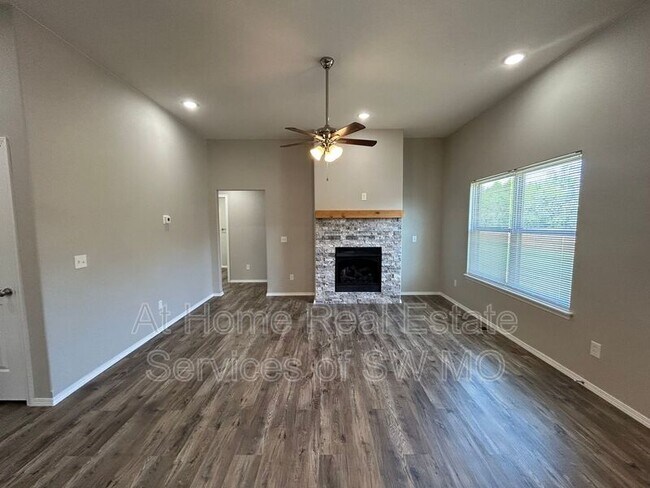 Foto del edificio - 231 W Canterbury Ln