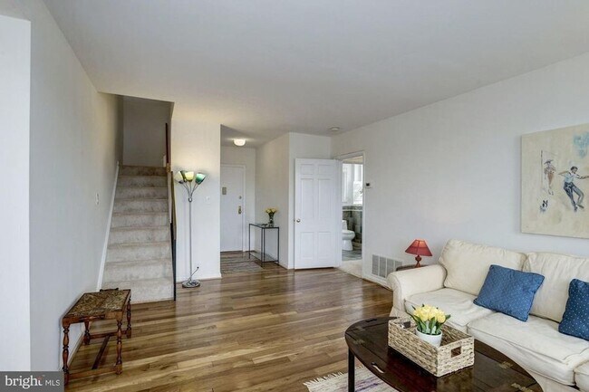 Foto del edificio - Lovely Lofted McLean Gardens Condo!