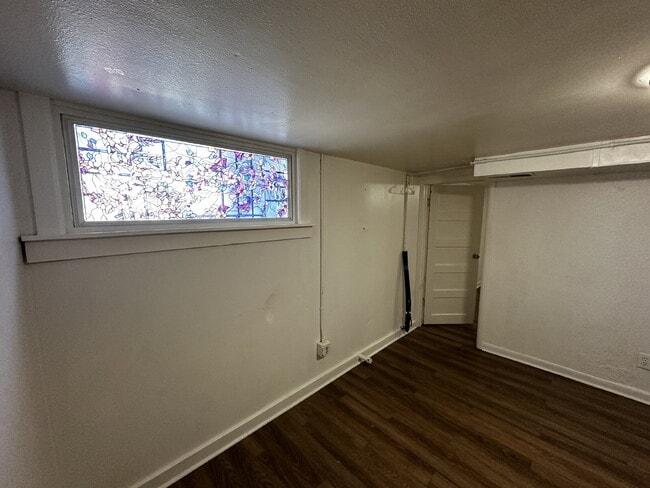 Building Photo - Cozy 1 bed apartment in Elyria Swansea!