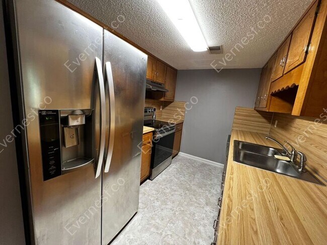 Building Photo - 2225 Cheshire Dr