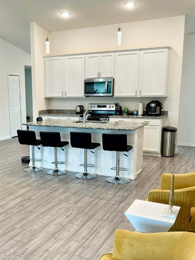 Foto del edificio - Beautiful open floorplan, split bedrooms, granite counter tops, inside laundry, built 2021. Vault...